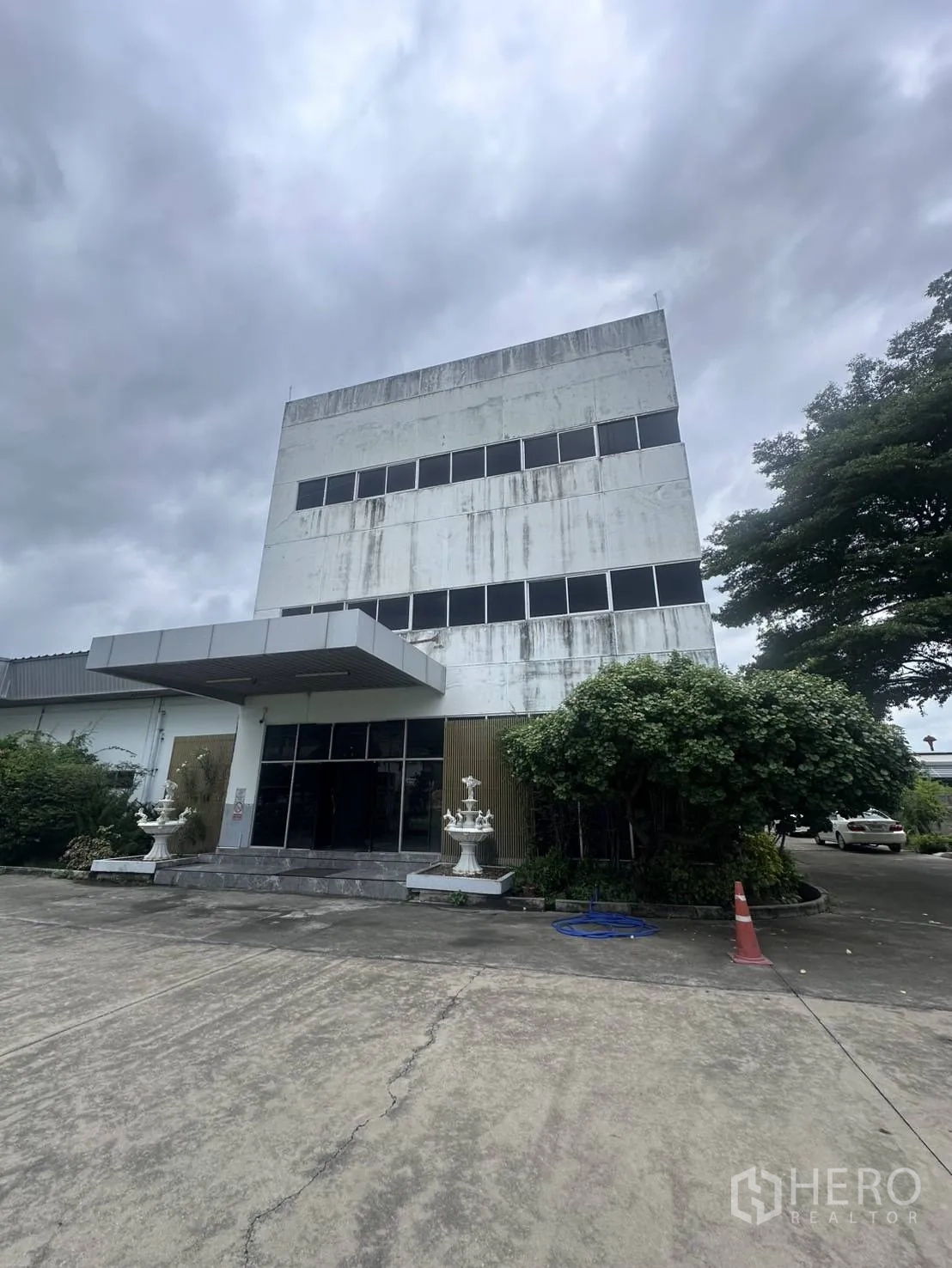 工厂 出售在Lat Krabang, Bangkok - 三层厂房办公楼正面，带雨棚与车道。