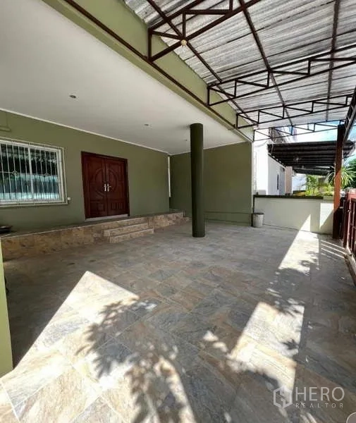 带办公室的家 出租或出售在Min Buri, Bangkok - 带顶前庭与停车区，地面铺砖，立柱及双开入户门。