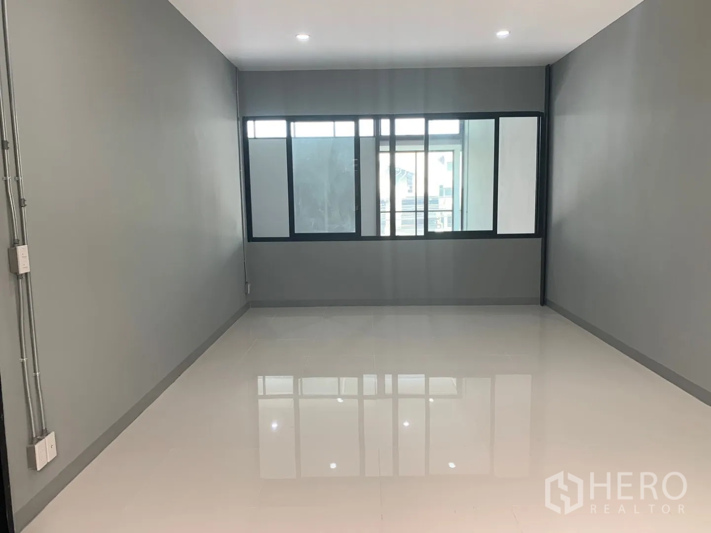 Warehouse for rent in Bang Phli, Samut Prakan - Enclosed office room with windows and tiled flooring.