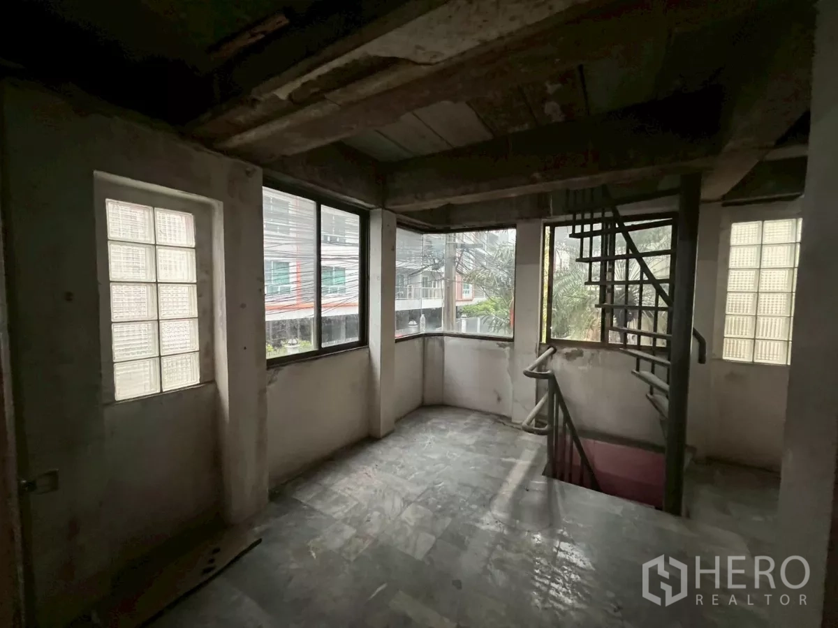 อาคารพาณิชย์ ให้เช่าในWatthana, Bangkok - โถงบันไดพร้อมหน้าต่างบานกว้างและบันไดเวียนโลหะ