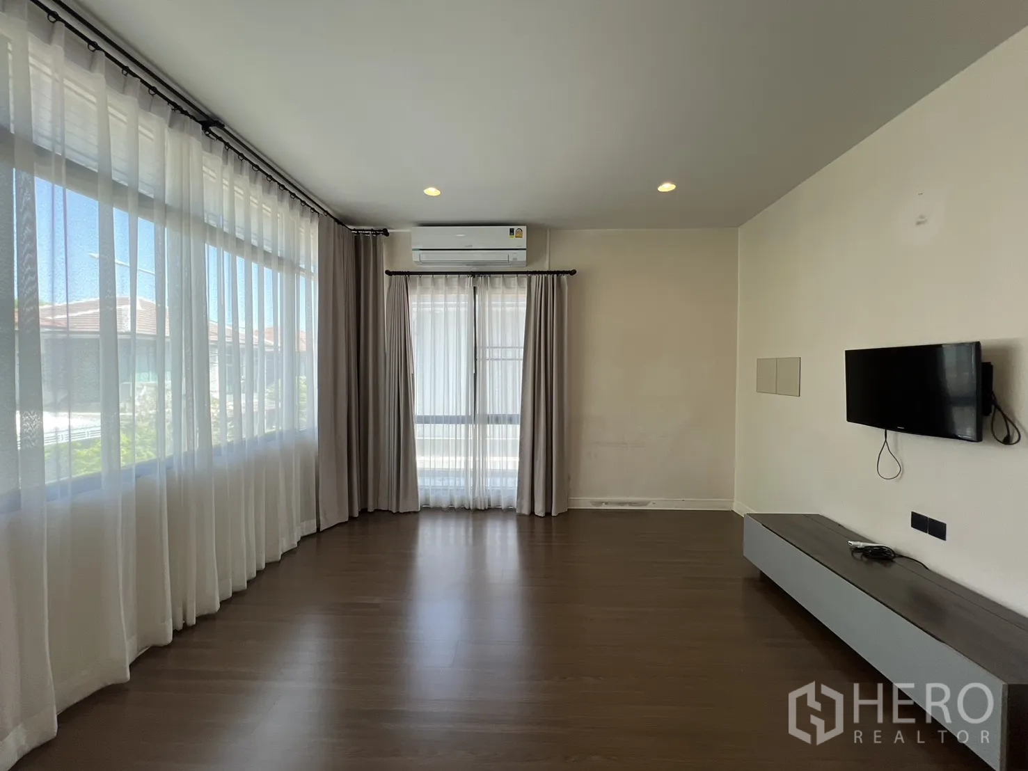 Detached House for sale in Bang Kapi, Bangkok - Side service yard with translucent roof, AC unit, and hose.