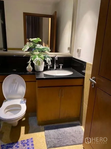 คอนโด ขายในSathon, Bangkok - ห้องน้ำสมัยใหม่ มีอ่างล้างหน้า ตู้เก็บของ และท็อปหินสีดำ.