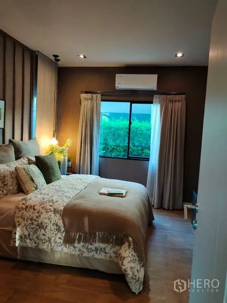 บ้าน ให้เช่าในBang Phli, Samut Prakan - ห้องนอนที่สอง เตียงคู่ พื้นไม้ หน้าต่างพร้อมผ้าม่าน
