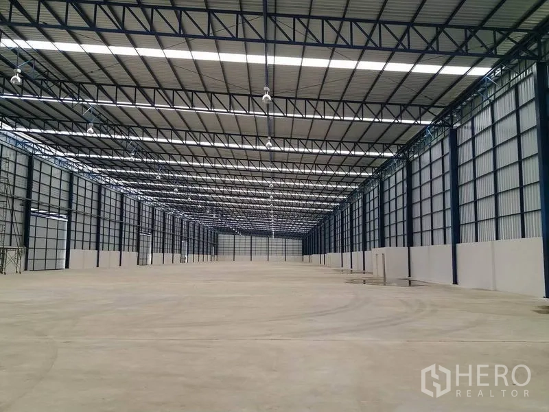 Factory for rent or sale in Phra Nakhon Si Ayutthaya - Vast factory interior with 9 m clear height and steel truss roof for large-scale operations.