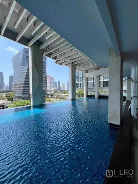 公寓 出租在Ratchathewi, Bangkok - 带顶棚的无边际泳池，俯瞰曼谷天际线。