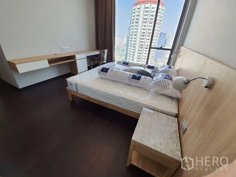 公寓 出租在Watthana, Bangkok - 次卧配内置工作台、床头柜和大窗户