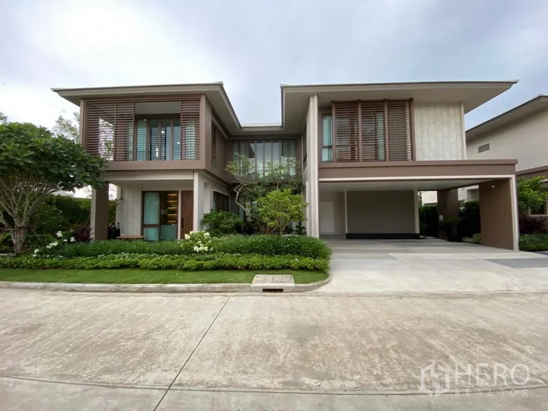 Detached House for sale in Bang Kapi, Bangkok - Modern two-storey detached house facade in Bang Kapi, Bangkok with double carport and landscaped garden.