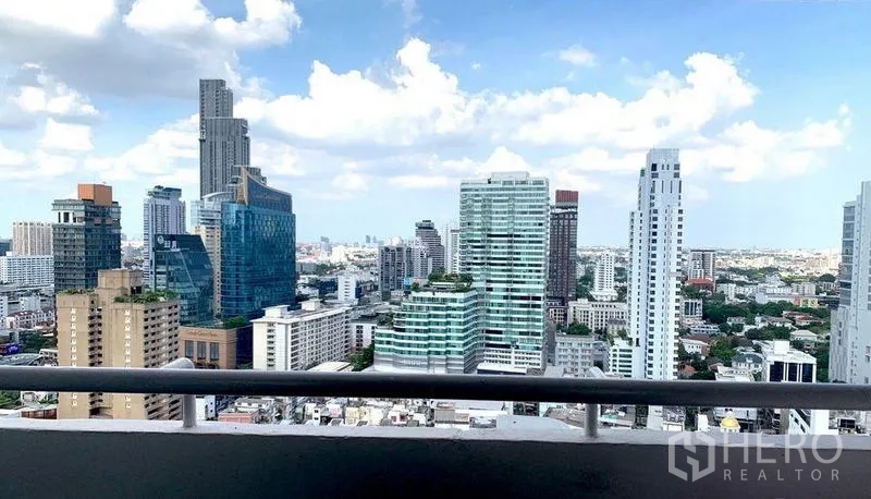 คอนโด ให้เช่า - วิวสกายไลน์กรุงเทพฯ จากระเบียงชั้นสูง ท้องฟ้าโปร่ง