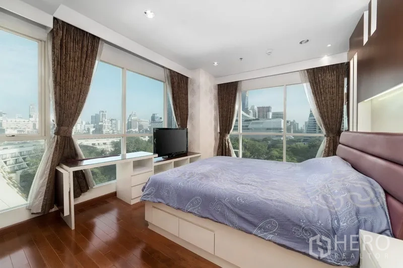 公寓 出租或出售在Pathum Wan, Bangkok - 转角主卧，三面落地窗，享全景天际线