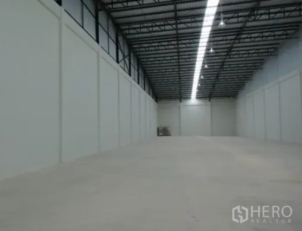 Warehouse for rent in Phra Nakhon Si Ayutthaya - Open-plan storage bay with tall walls, ridge lighting, and polished concrete ready for racking.