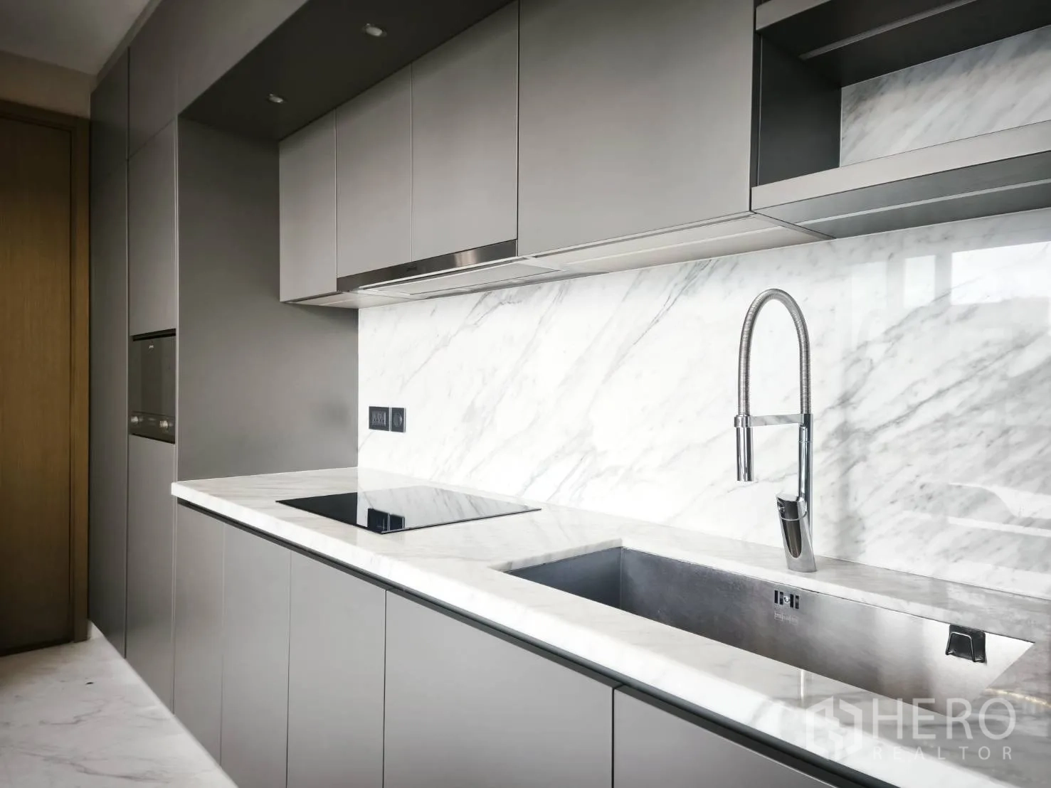 คอนโด for rent in Watthana, Bangkok - ครัวดีไซน์ทันสมัย แบ็คสแปลชหินอ่อน เตาไฟฟ้า และอ่างล้างจานลึก