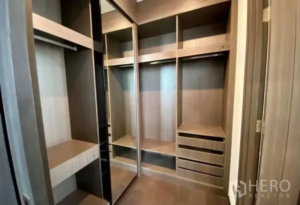 公寓 出租在Watthana, Bangkok - 内置步入式衣帽间，开放层架、抽屉与镜面推拉门。