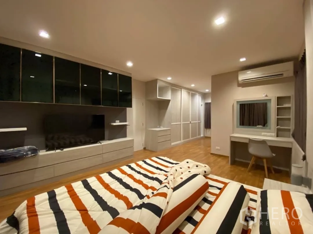 Detached House for rent or sale in Prawet, Bangkok - Master suite with built-in wardrobes, dressing table and air conditioning.