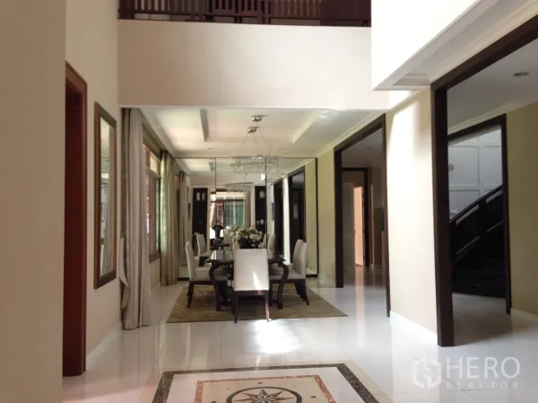 บ้าน ให้เช่าหรือขายในSuan Luang, Bangkok - ห้องทานอาหารสว่างเพดานหลุมพร้อมโคมระย้าและหน้าต่างบานใหญ่