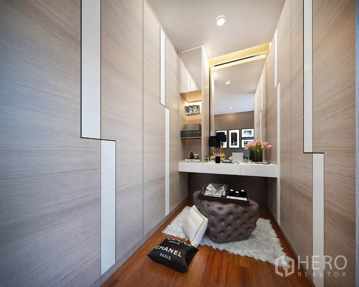 Detached House for rent or sale in Chatuchak, Bangkok - Walk-in dressing room with built-in wardrobes and vanity counter.