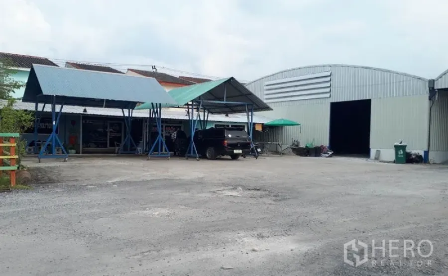 货栈 出租在Nong Chok, Bangkok - 仓库外部院内视角，金属雨棚、停车区与主要装卸入口