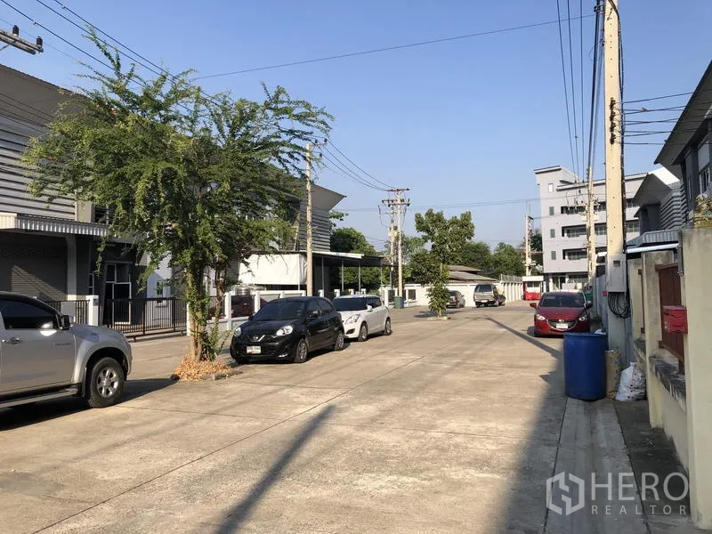 โรงงาน ให้เช่าในLam Luk Ka, Pathum Thani - ถนนภายในโครงการเงียบสงบ มีที่จอดหน้าหน่วยอาคาร