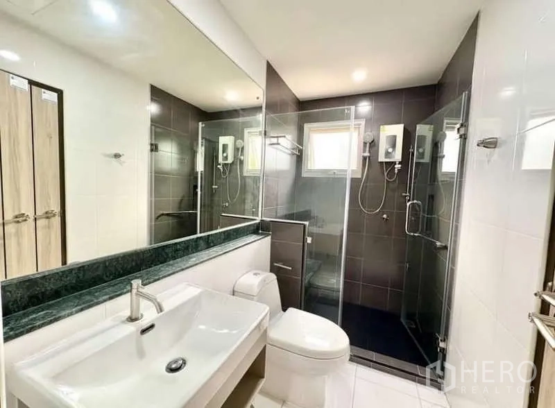 บ้าน ให้เช่าในPhasi Charoen, Bangkok - ห้องน้ำชั้นล่างพร้อมโถสุขภัณฑ์ อ่างล้างหน้า และฝักบัวแบบวอล์กอิน