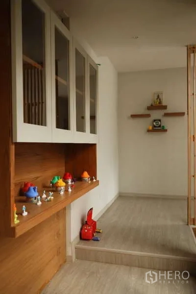 独立式住宅 出租在Lat Phrao, Bangkok - 走廊，内置柜与展示搁板