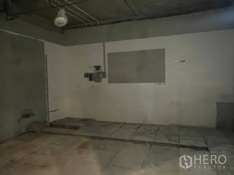 พื้นที่ขายปลีก ให้เช่าในWatthana, Bangkok - พื้นที่ภายในแบบเบียร์เชลล์ พื้นคอนกรีต เพดานเปลือย มีตู้ระบบพร้อมติดตั้ง