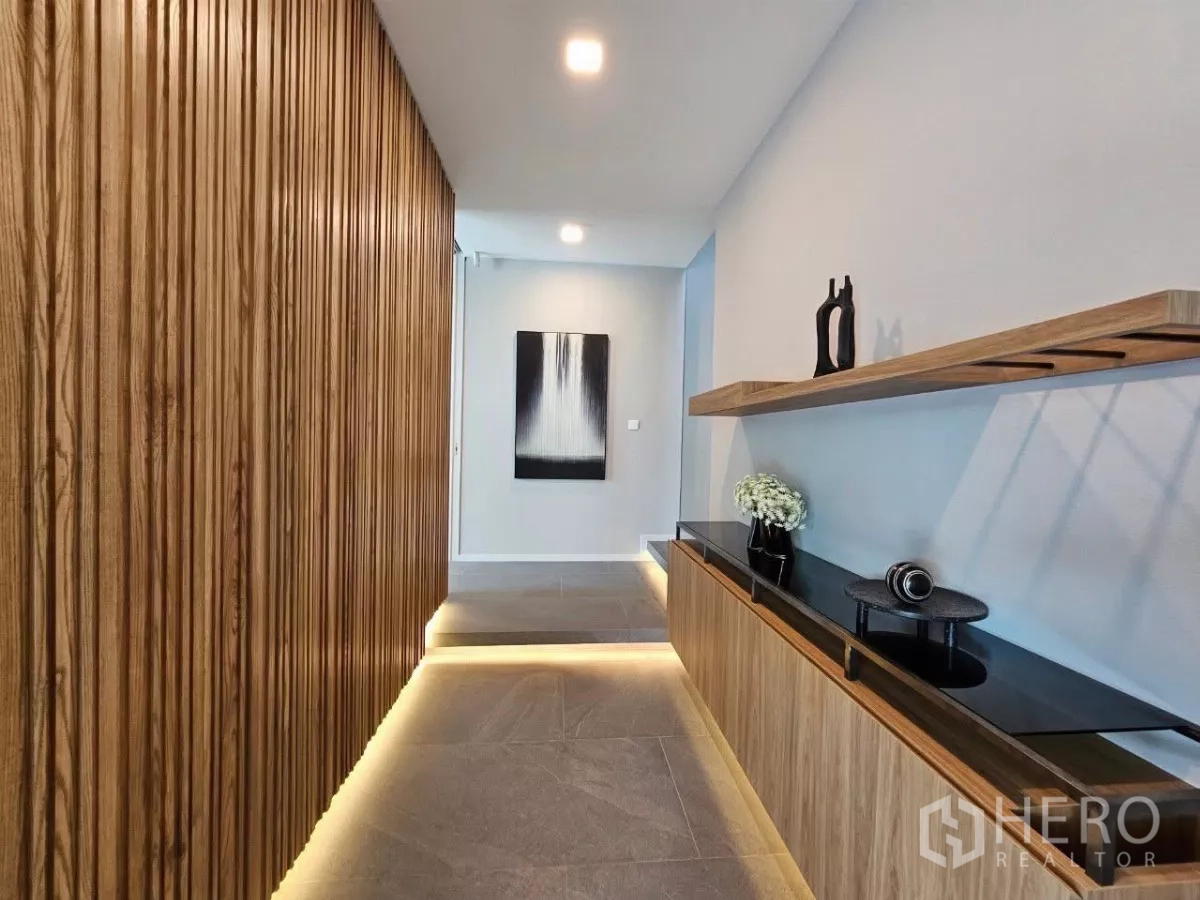 Detached House for rent in Saphan Sung, Bangkok - Sleek entry hallway with slat timber wall and floating console cabinetry.