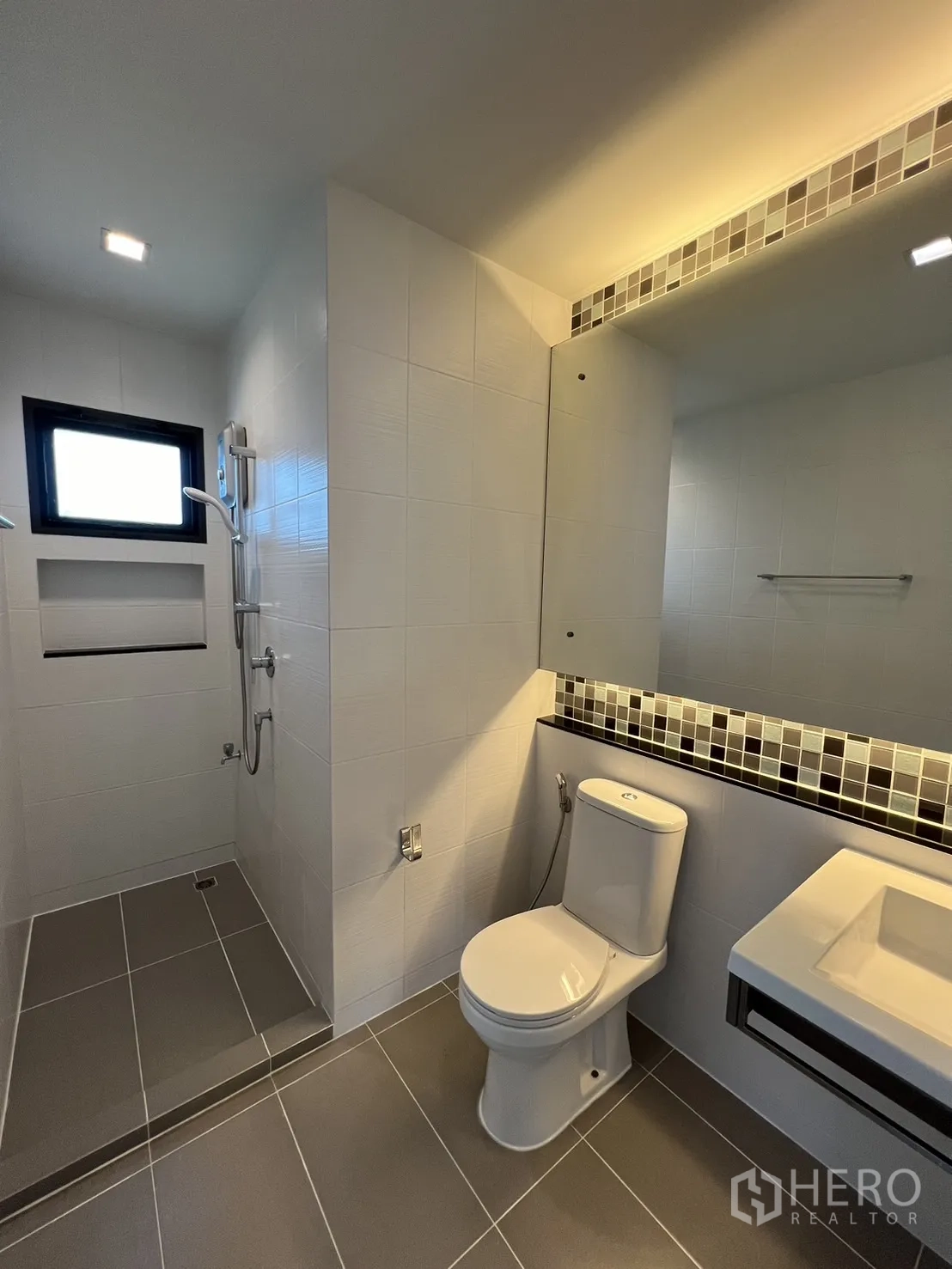 Detached House for rent in Bang Kapi, Bangkok - Shared upstairs bathroom with walk-in shower and mosaic trim.