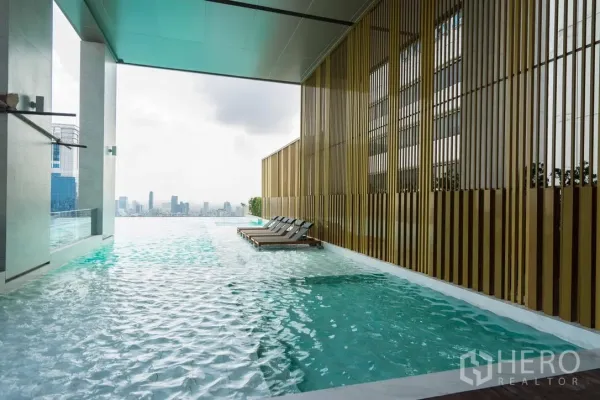 公寓 出租在Watthana, Bangkok - 无边际泳池配躺椅，可欣赏曼谷天际线全景。