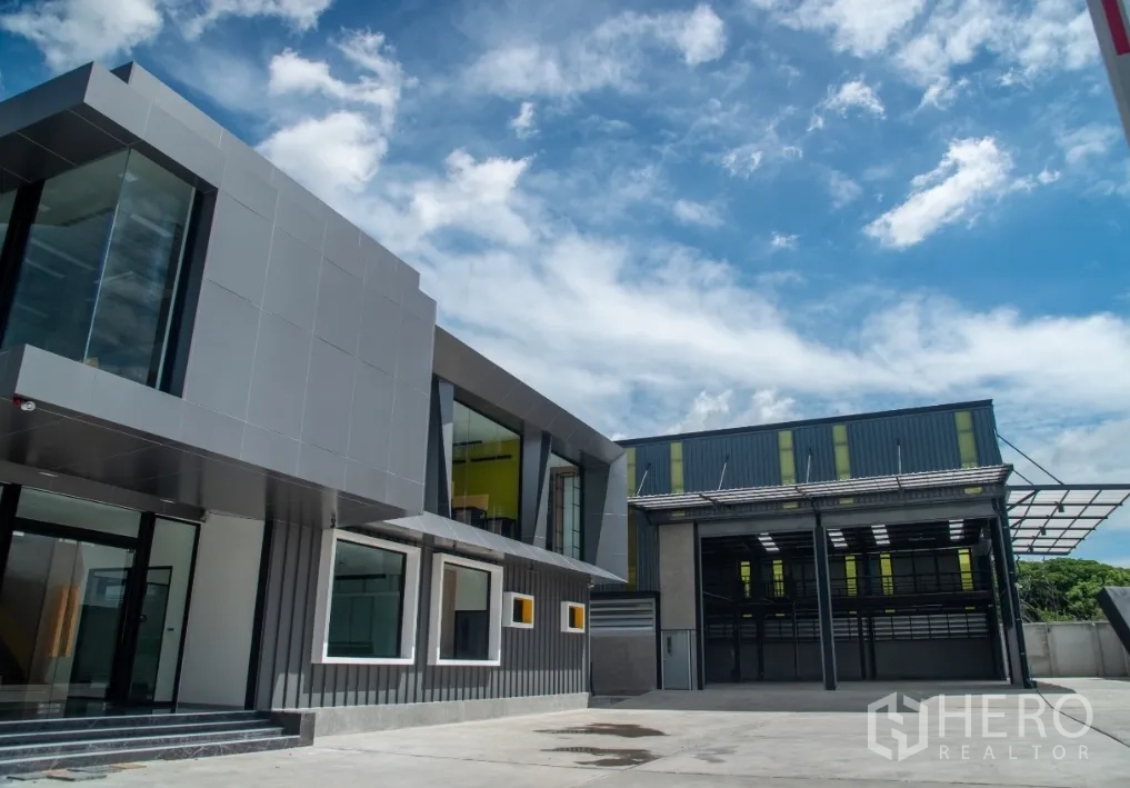 货栈 出售在Bang Khen, Bangkok - 现代办公楼旁的高挑仓库，装卸 yard 宽敞。