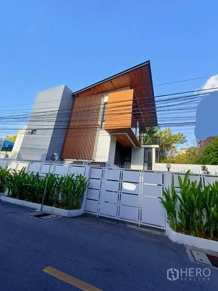 带办公室的家 出租在Watthana, Bangkok - 现代三层Home Office外观，斜屋顶与白色大门，位于瓦他那区