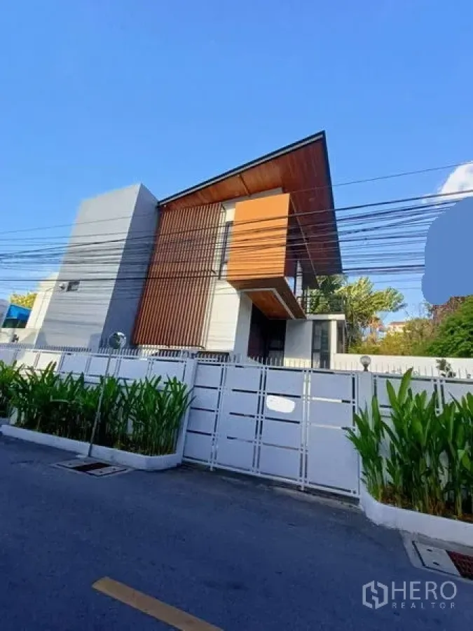 สำนักงานที่บ้าน ให้เช่าในWatthana, Bangkok - ด้านนอกสไตล์โมเดิร์นสามชั้น หลังคาลาด พร้อมรั้วและประตูบ้านในเขตวัฒนา