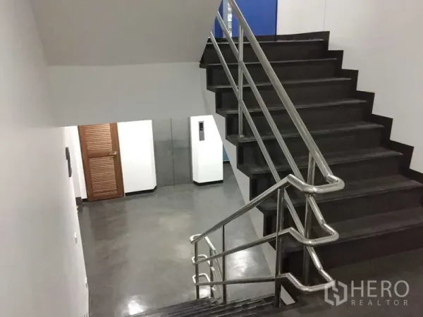 办公空间 出租在Khlong Toei, Bangkok - 室内楼梯配不锈钢扶手，通向走廊与电梯厅。