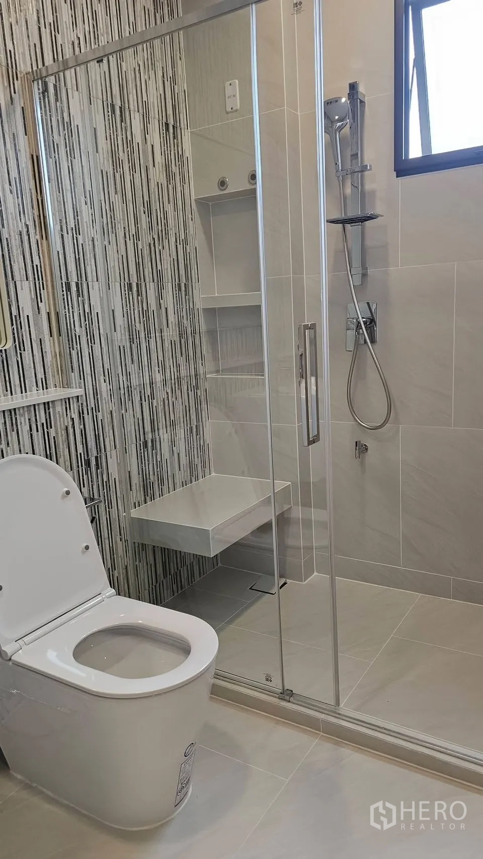 独栋房屋 for rent in Bang Phli, Samut Prakan - 现代浴室，配马桶、玻璃淋浴房与内置坐台。