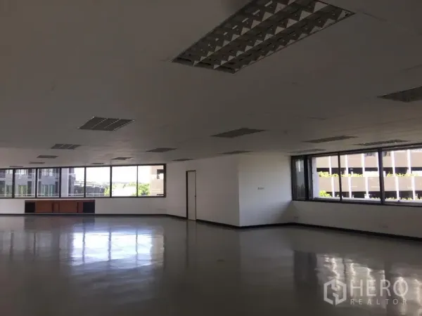 办公空间 出租在Bang Kapi, Bangkok - 办公角部，转角窗带来自然采光，可见周边建筑景观。