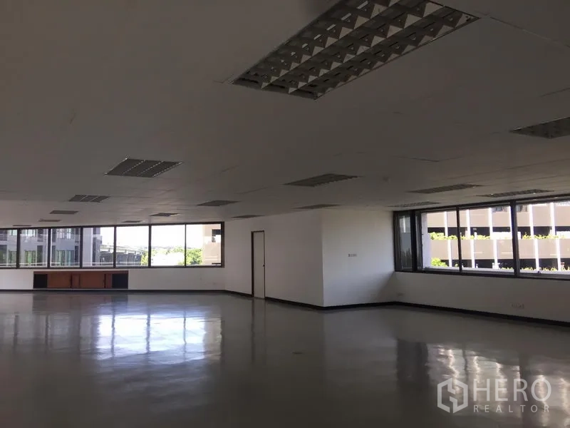 办公空间 出租在Bang Kapi, Bangkok - 办公角部，转角窗带来自然采光，可见周边建筑景观。