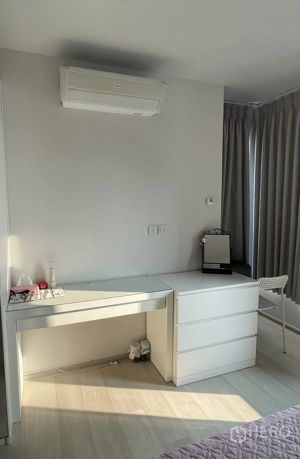 公寓 for rent in Pathum Wan, Bangkok - 卧室工作角，书桌、抽屉柜与壁挂空调。