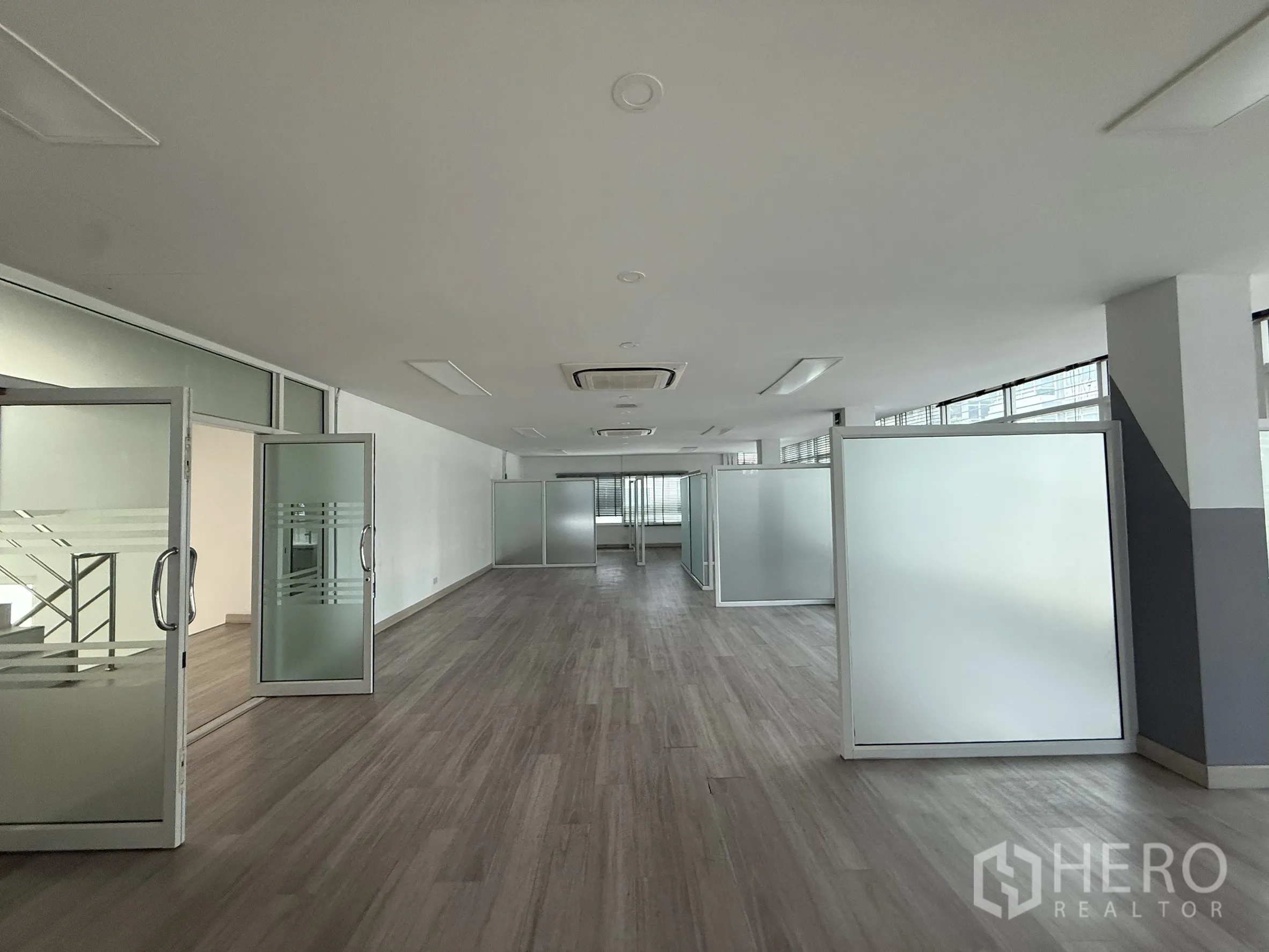 办公空间 出租在Bueng Kum, Bangkok - 长形开放工位区，双侧采光与可移动磨砂隔断。