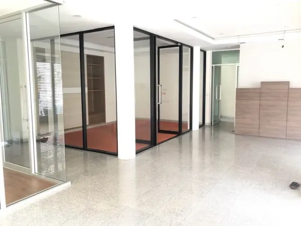 带办公室的家 出租在Wang Thonglang, Bangkok - 一层明亮大厅，玻璃隔断会议室与抛光石材地面。