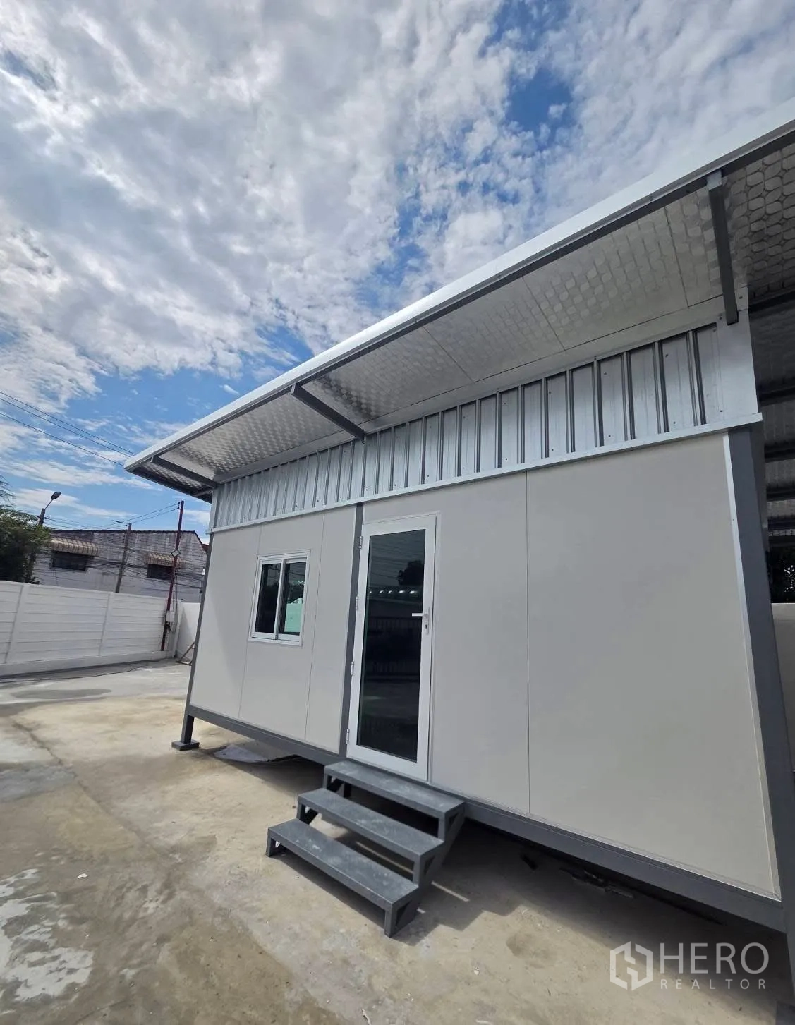 Factory for rent in Mueang Samut Prakan, Samut Prakan - Portable office cabin with windows and steps beside the warehouse.