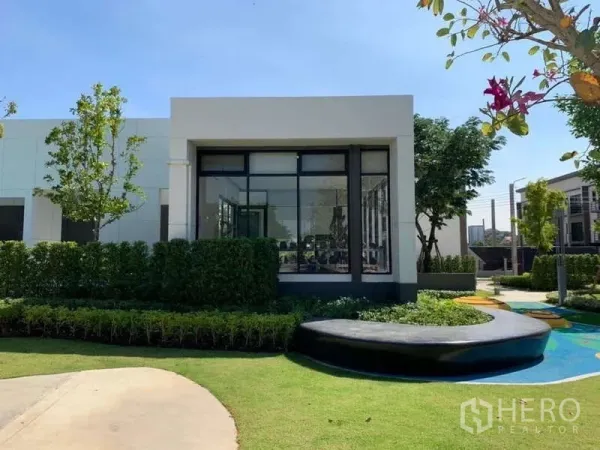 ทาวน์เฮาส์ ให้เช่าหรือขายในPhasi Charoen, Bangkok - คลับเฮาส์กระจกโปร่งท่ามกลางสวนส่วนกลาง