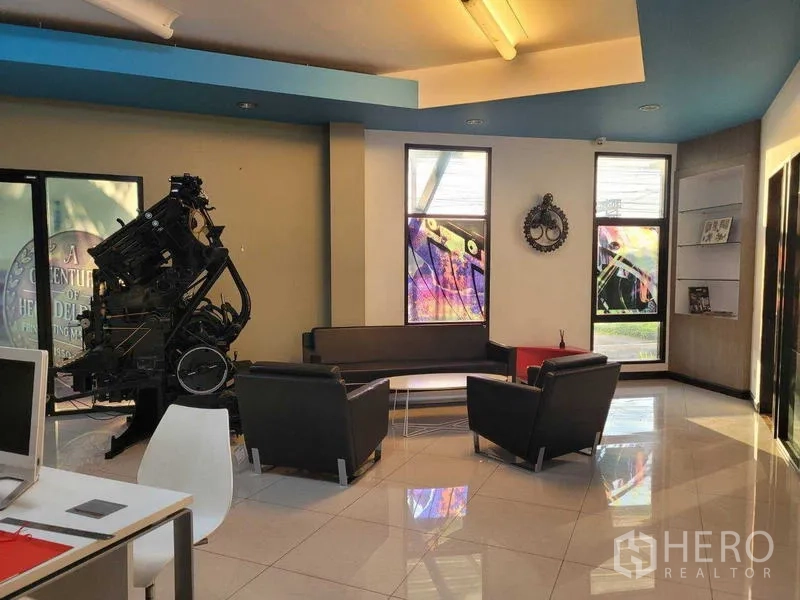 โรงงาน ขายในSaphan Sung, Bangkok - โถงต้อนรับ โซฟาชุด พื้นกระเบื้องเงา และชิ้นงานอุตสาหกรรมตกแต่ง