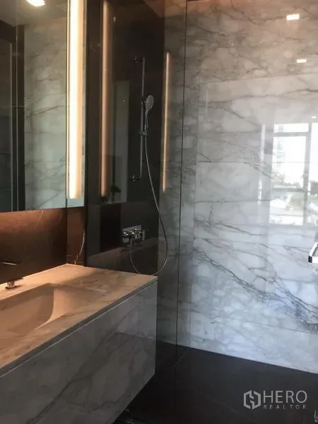 คอนโด ให้เช่าในWatthana, Bangkok - ตู้ shower กระจกล้อมรอบ ผนังหินอ่อน กระจกมีไฟในห้องน้ำระดับพรีเมียม