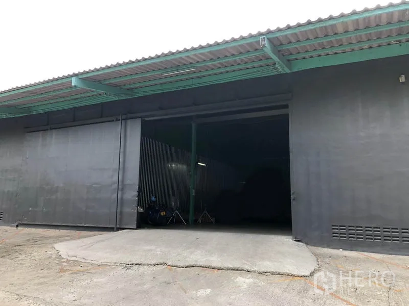 Warehouse for rent in Khan Na Yao, Bangkok - Loading ramp and large sliding entrance door under an extended canopy at the warehouse.