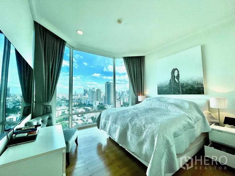公寓 出售在Watthana, Bangkok - 白天卧室，转角玻璃、木地板与城市景观