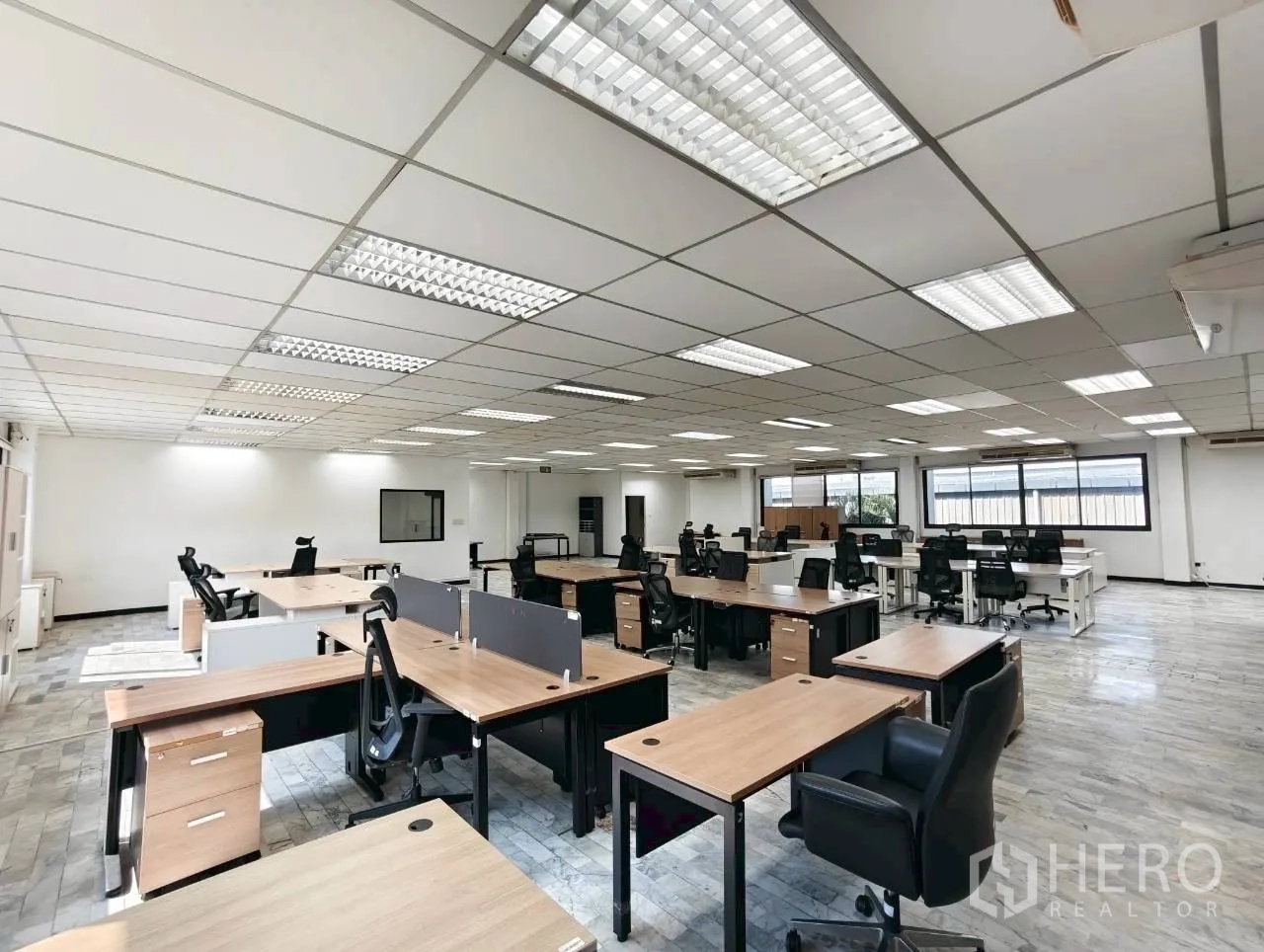 独立物业 for rent in Lak Si, Bangkok - 宽敞开放式办公室，配多张工位与格栅灯。