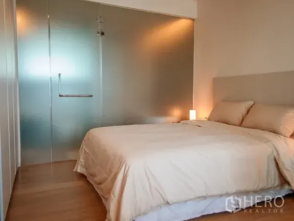 คอนโด ให้เช่าในWatthana, Bangkok - ห้องนอนอบอุ่นพร้อมเตียงคู่ พื้นไม้ แสงไฟนุ่มนวล และฉากกั้นกระจกฝ้าเชื่อมต่อห้องน้ำ
