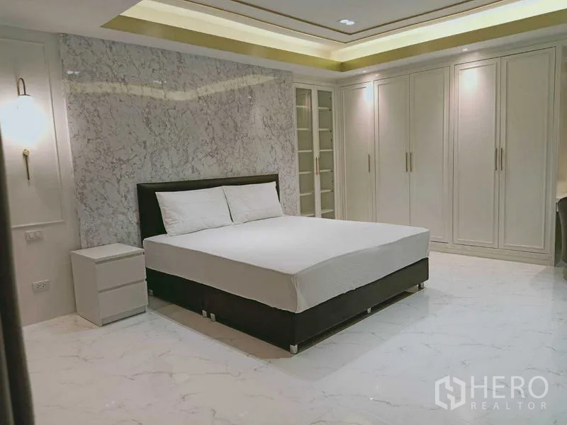 คอนโด for ในWatthana, Bangkok - มุมมองห้องนอนอีกด้าน แสดงตู้เสื้อผ้าและพื้นลายหินอ่อน