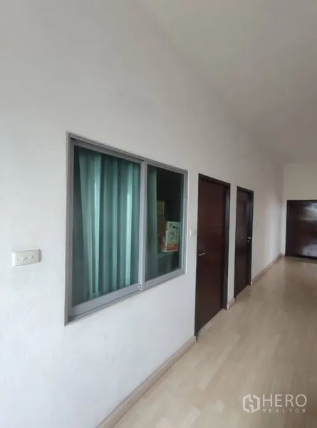คลังสินค้า ให้เช่าในBang Phli, Samut Prakan - โถงชั้นบน มีประตูหลายห้องและหน้าต่างมองเห็นพื้นที่ทำงาน