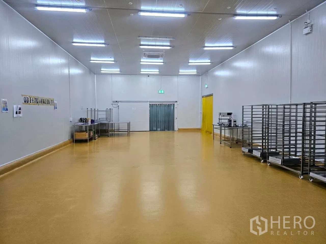 โรงงาน for rent in Mueang Samut Sakhon, Samut Sakhon - ห้องผลิตพื้นเหลืองพร้อมชั้นวางสเตนเลสและจุดทำงาน