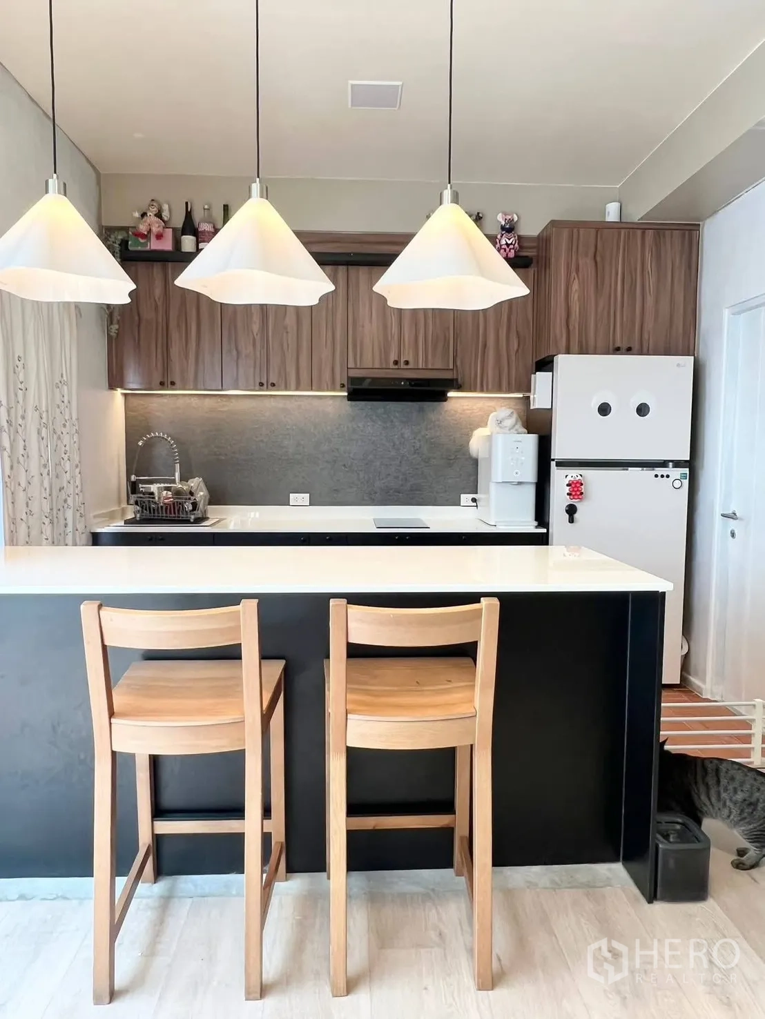 ทาวน์เฮาส์ for rent in Bang Phli, Samut Prakan - ไอส์แลนด์ครัวพร้อมโคมแขวนและเก้าอี้บาร์ไม้สองตัว