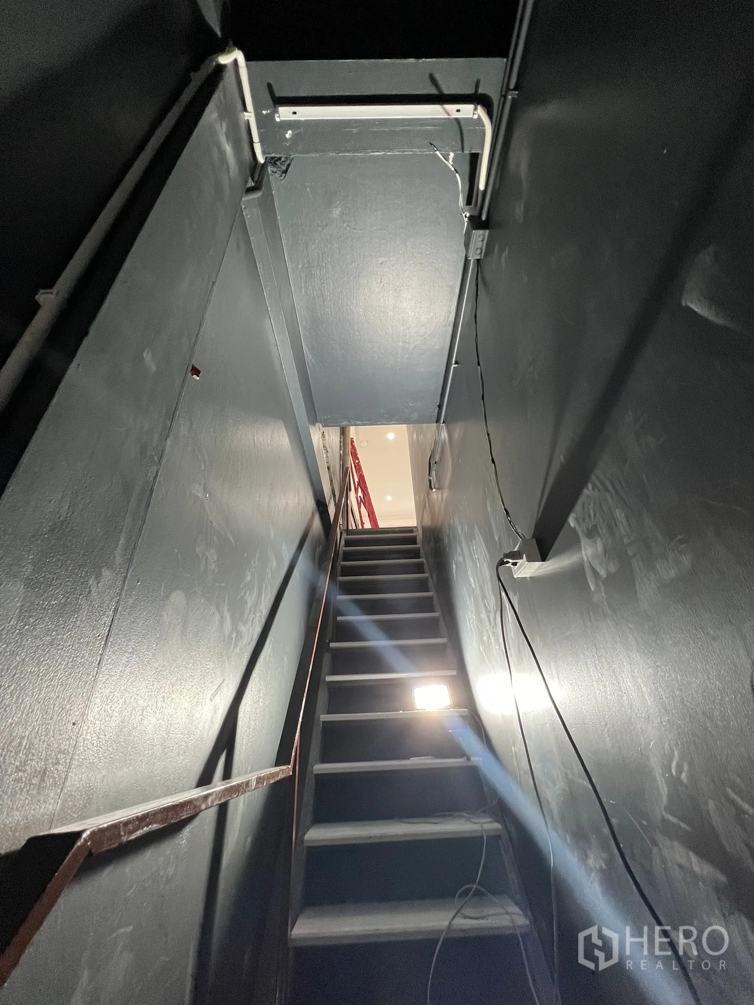 Retail Space for rent in Khlong Toei, Bangkok - Narrow indoor staircase with dark walls leading up to the upper retail level.